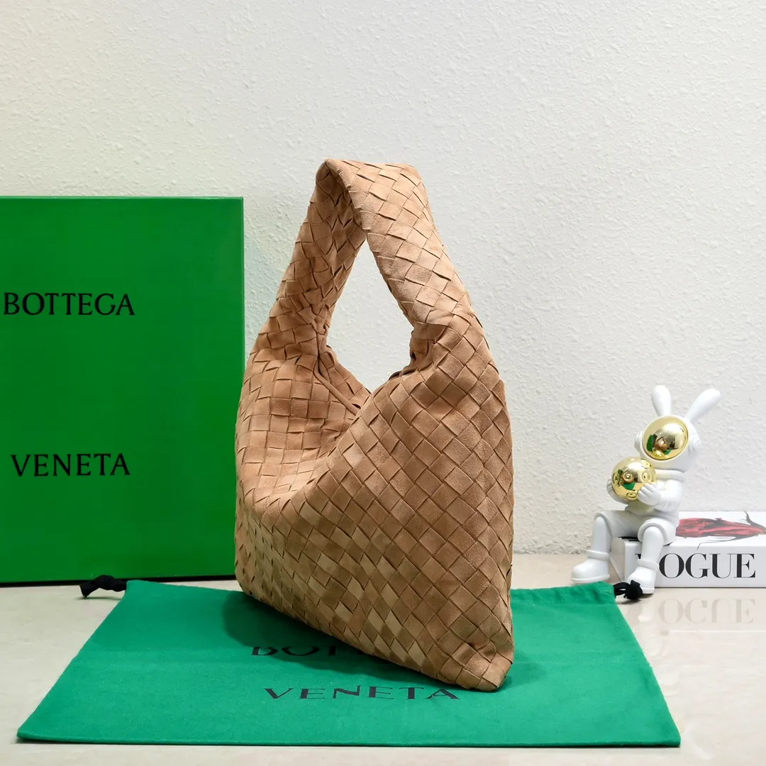 Batch 1860 #Bv New small size HOP bag - nubuck leather is here👇The bag body and handles are made of a whole piece of woven leather. The bag body is soft and lazy. Hop symbolizes the praise of innovation and eternal craftsmanship [love]. The pyramid silhouette combines practicality and fashion. It is modern and casual. The double-sided closure design of the bag mouth is more convenient and safe! The cowhide texture also makes the bag more wear-resistant and durable. A must-have for fashionable ladies who like minimalism yet comfortable and casual! Size: 41x20.5x7.5, Model: 3966#